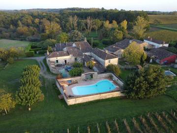 Location de vacances pour 15 personnes, avec jardin ainsi que piscine et vue, animaux acceptés à Saint-Michel-de-Montaigne