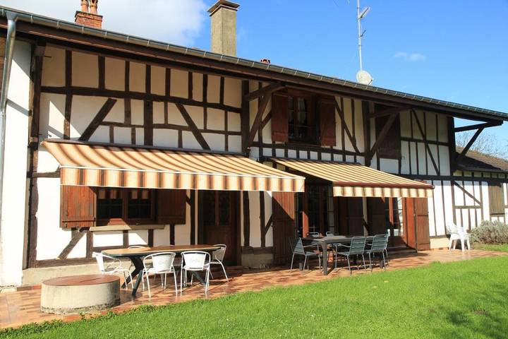Location de vacances pour 12 personnes, avec Terrasse et Jardin à Louze