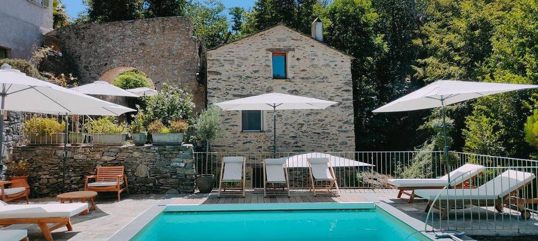 Location de vacances pour 5 personnes, avec vue ainsi que jardin et piscine à Ortiporio