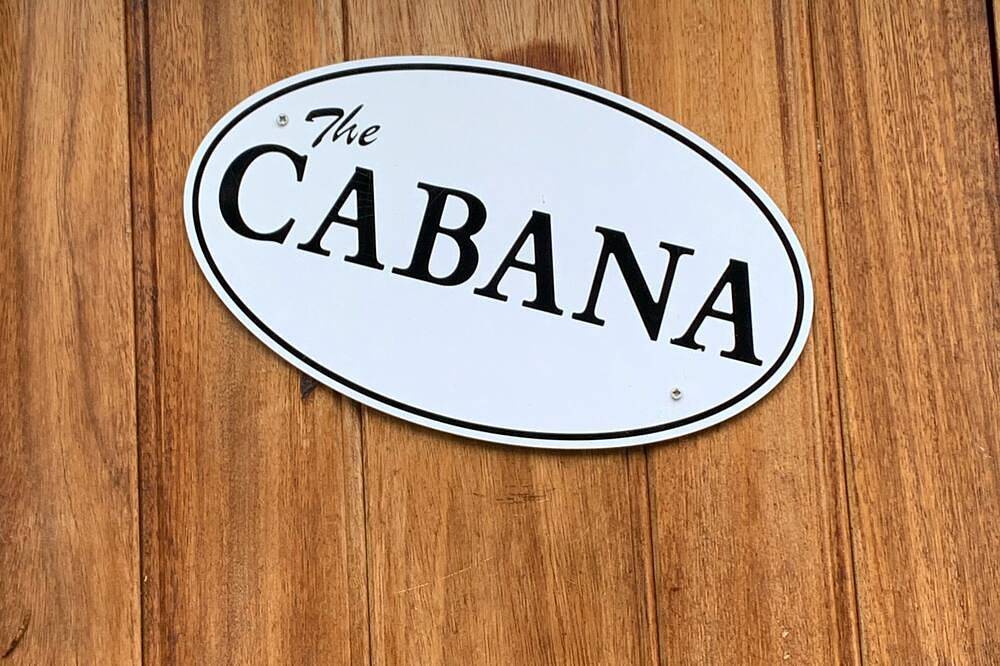 The Cabana ideal home to play & stay. Private Hot Tun and garden in Winterbourne (South Gloucestershire), South Gloucestershire