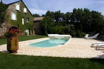 Chambre d’hôte pour 2 personnes, avec jardin ainsi que piscine et jacuzzi dans l' Aveyron