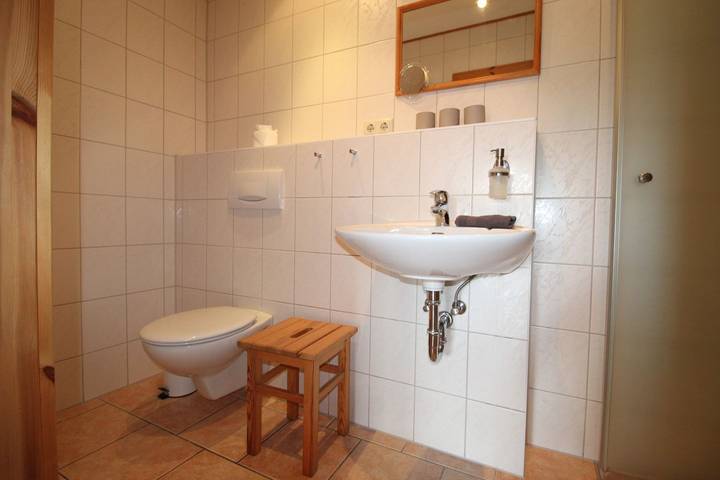 Ganze Wohnung, Ganz zentral im Dorf und dennoch sehr ruhig am Ende einer Sackgasse gelegen. in Wustrow, Fischland