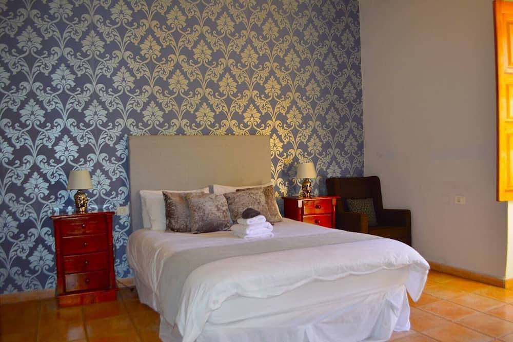 Entire apartment, Spacious Family room that can accommodate up to 2 adults and 1 child. En-suite bathroom with shower. There is  a king size bed and a single bed if required. The room has views of the village square. in Vilaflor, South Tenerife