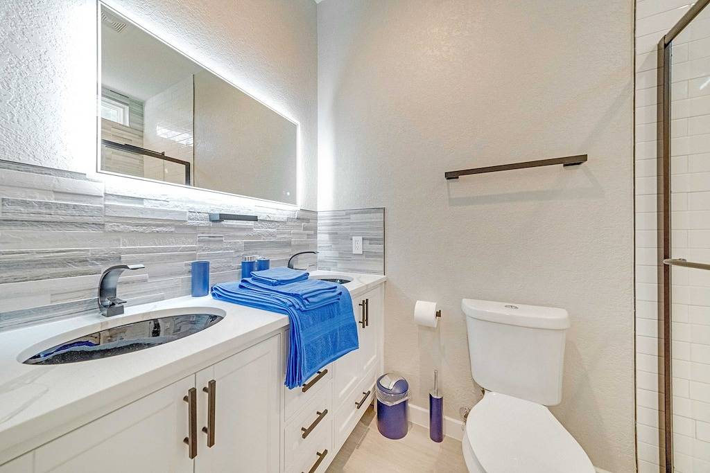 Contemporary Couples Cache walking distance from At&T Stadium in Arlington, Tarrant County