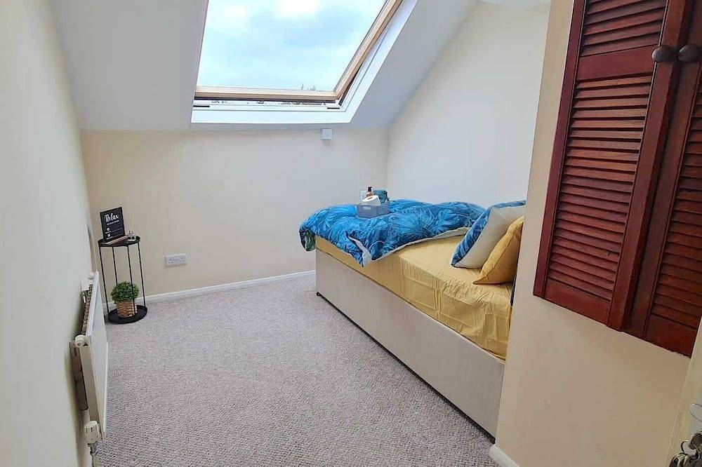Room 6 in Loft - approx 1 min walk from Iver station - Single bed in Iver, Parque Colne Valley