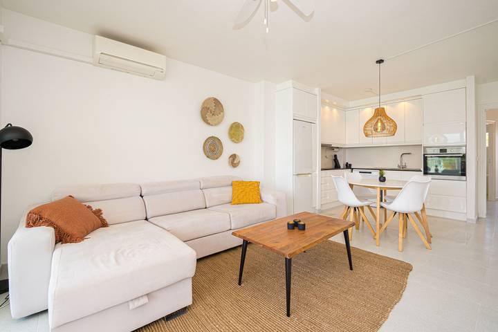 Apartamento entero, Apartamento "Costabella Altea" con vistas a la montaña, piscina, Wi-Fi, jardín y terraza. in Platja del Cap Negret (Altea), Altea