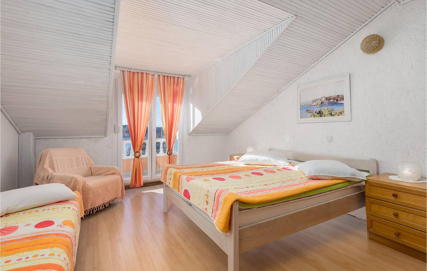 Ganze Ferienwohnung, Familienfreundliche Ferienwohnung mit Terrasse in der Nähe der Küste und des Stadtzentrums in Barbat na Rabu, Rab