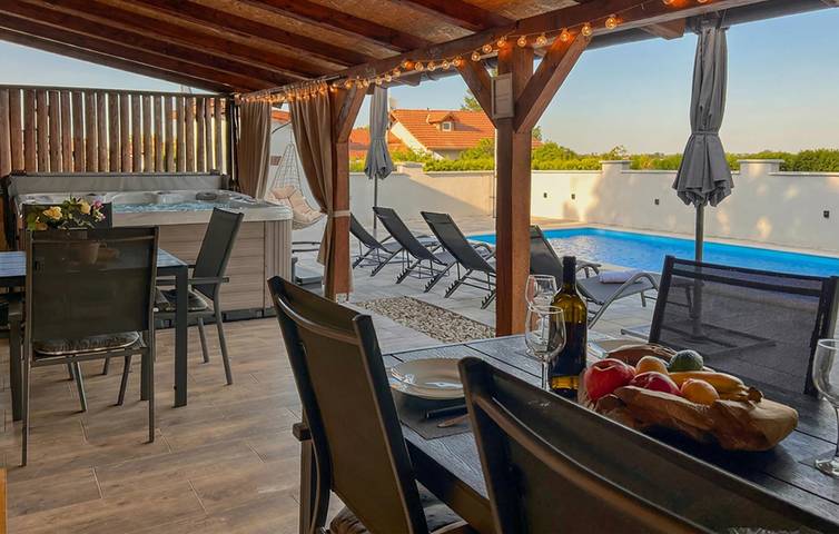 Charmante 112 m² große Ferienwohnung mit Pool, WLAN, Parkplatz und Grill in Sisak-Moslavina