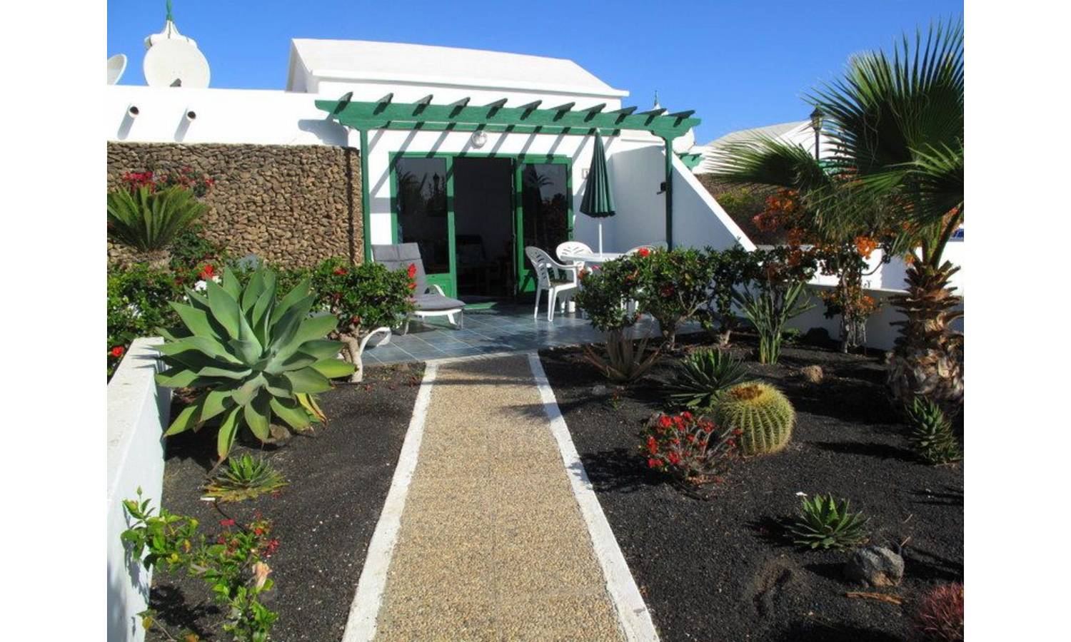 Entire apartment, Apartment 'Jardin de Sol 11' with Terrace and Shared Pool  in Playa Blanca, Yaiza