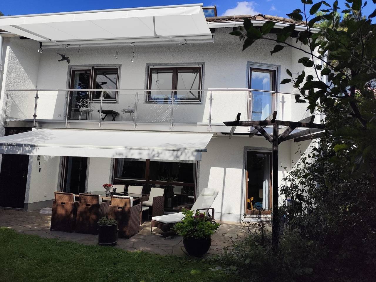 Elegant terraced house, with bikes near the lake, children at least 6 a old in Starnberg, Lago de Starnberg