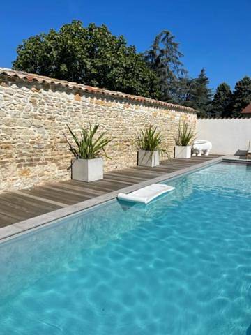 Maison de famille pleine de charme avec piscine Aux deux vieux platanes in Saint-Germain-au-Mont-d'Or, Lyon et ses environs