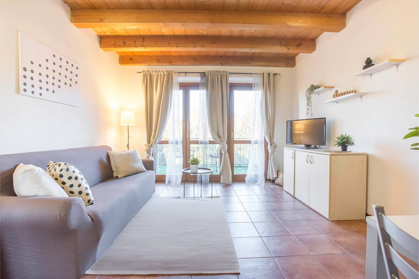 Appartement entier, Appartement de vacances pour 4 personnes avec terrasse in Castelnuovo del Garda, Montagnes autour du lac de Garde