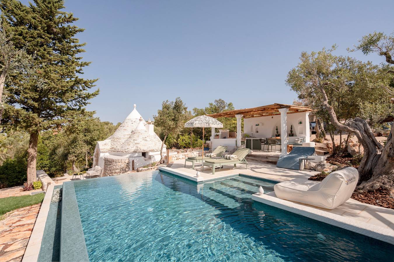 Trulli 'Wild' with Private Pool, Wi-Fi and Air Conditioning in Putignano, Bari Province
