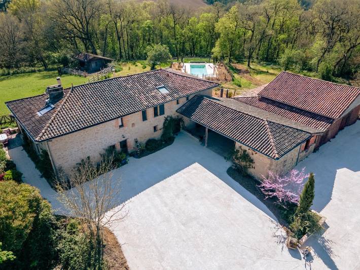 Gîte pour 10 personnes, avec Terrasse ainsi que Jardin et Piscine à Grazac (Tarn)