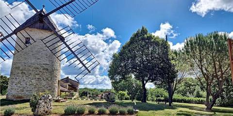 Location de vacances pour 2 personnes, avec jardin ainsi que vue et piscine à Aujols