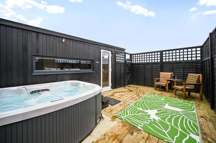 Cottage for 2 people, with garden and hot tub, with pets in Kent