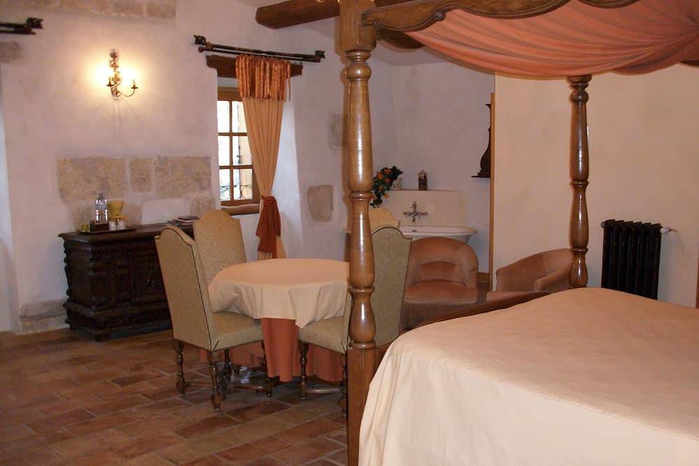Ganze Wohnung, Ein Aufenthalt im Templer Commandery in Fabrègues, Mittelmeerküste (Frankreich)