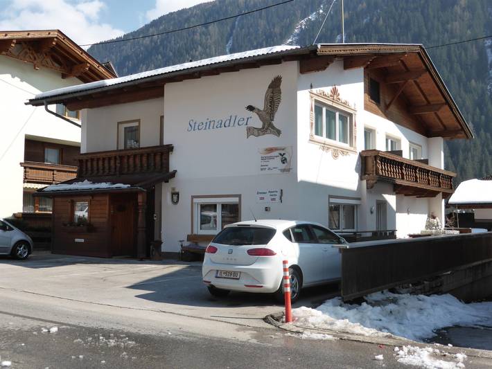 Ferienwohnung für 3 Personen, mit Terrasse und Seeblick sowie Ausblick im Stubaital