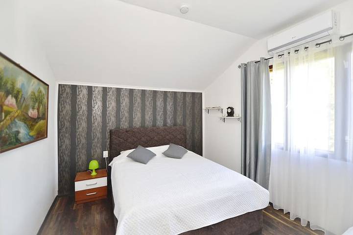 Villa für 8 Personen, mit Balkon und Whirlpool sowie Garten und Sauna in Montenegro - 4