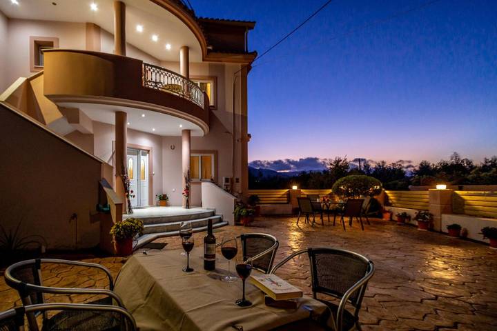 Apartment for 6 people, with garden and balcony in Alykes