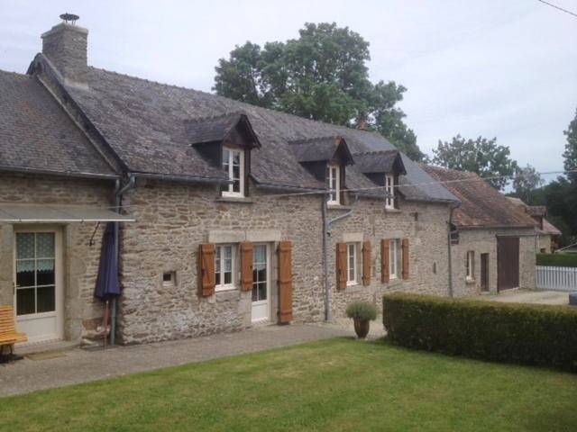 Location de vacances pour 2 personnes, avec jardin ainsi que terrasse et vue à Champfrémont