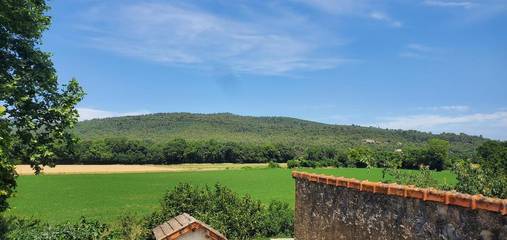 Gîte pour 4 personnes, avec terrasse et vue à Forcalqueiret