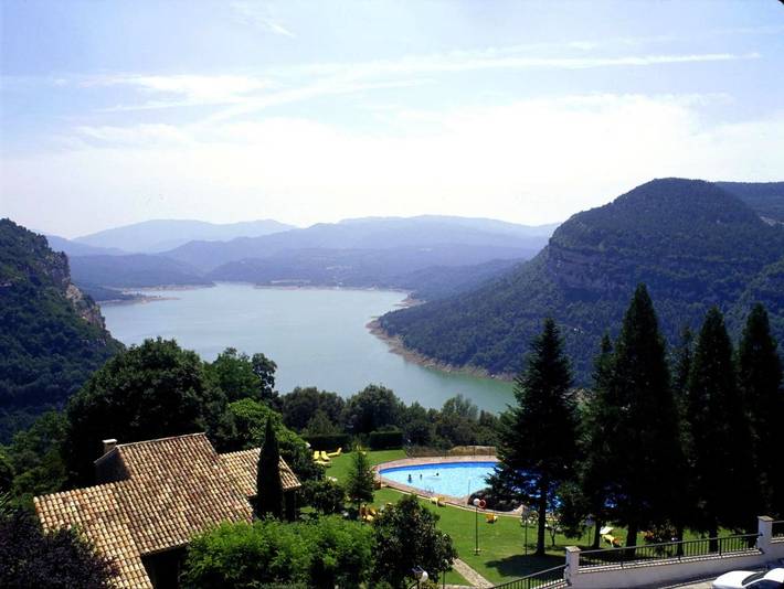Hotel para 2 personas, con Terraza además de Jardín y Piscina en Osona