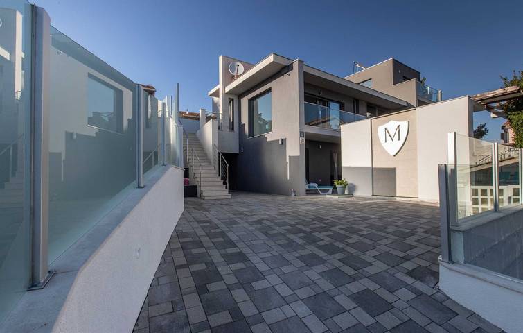 Location de vacances pour 15 personnes, avec terrasse et piscine à Rogoznica - 2