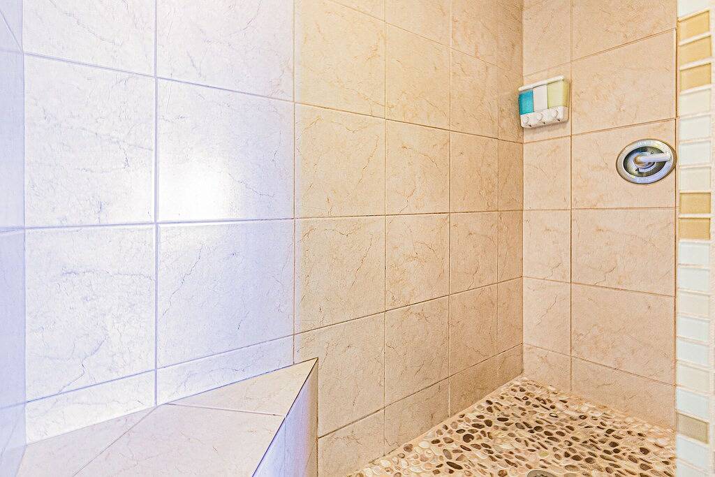 Oceanfront in Hilo Hale Kai Suites Bamboo Room - King Bed, Private Bathroom in Paukaa, Hamakua