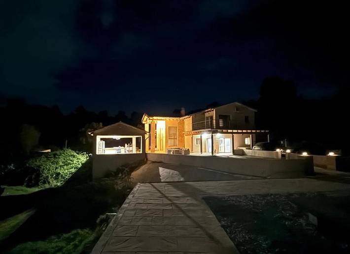 Chalet para 10 personas, con Balcón y Terraza además de Jardín y Piscina en Matarraña