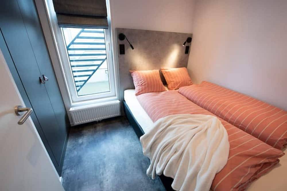 Comfortable, large, moored houseboat in Heeg, IJsselmeer
