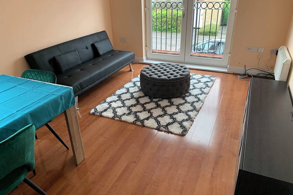 Ganze Wohnung, 2 bed 2 bath right next to Park located for access to West end and Gtw in Croydon, London