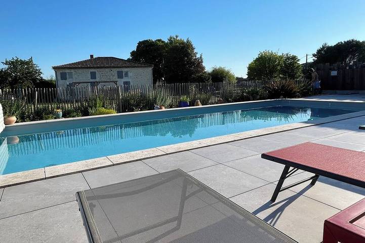 Gîte pour 6 personnes, avec piscine ainsi que terrasse et jardin à Le Gua