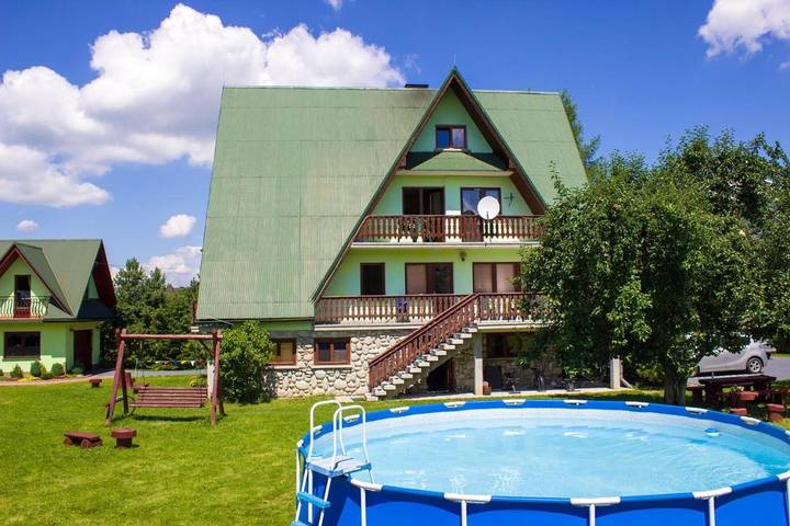 Apartament wakacyjny dla 12 osób, z widok i ogród oraz basen w Czarna Góra