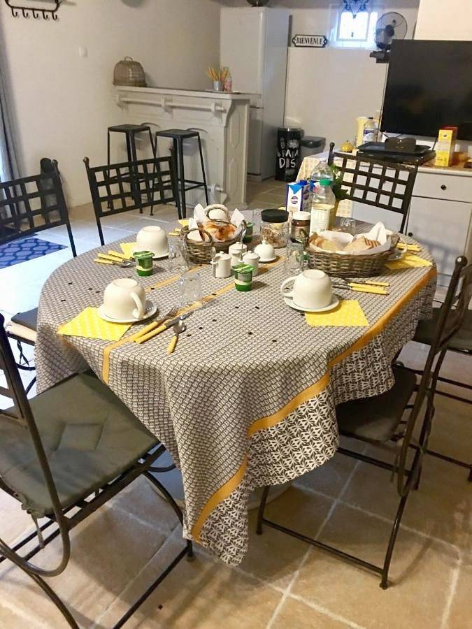 Location de vacances pour 3 personnes, avec piscine et jardin à Nazelles-Négron - 2