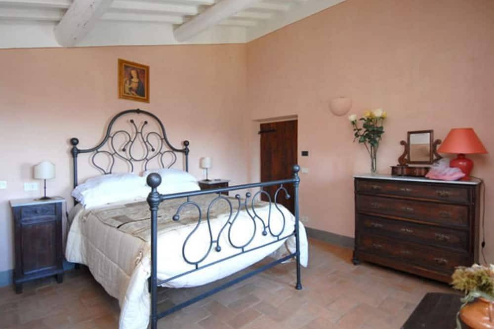 Typical Farmhouse Of The Umbrian Countryside in Panicale, Lake Trasimeno