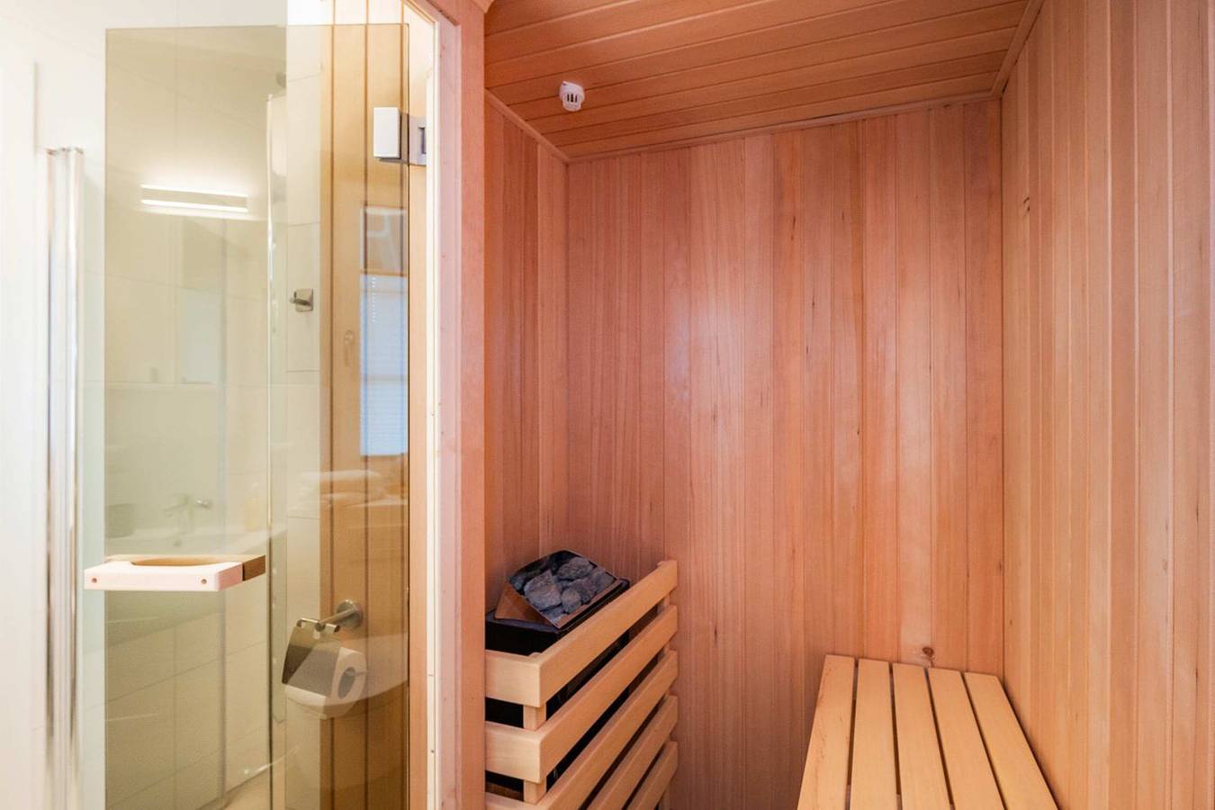Modernes Ferienhaus im Fischerdorf mit Sauna & Gartenblick – ländlich & luxuriös in Zirchow, Usedom
