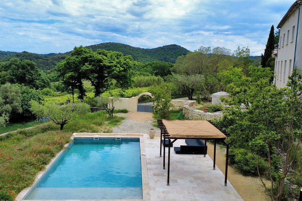 Large country house, heart of nature, 2 private swimming pools, panoramic view ! in Saint-Alexandre, Region de Nimes