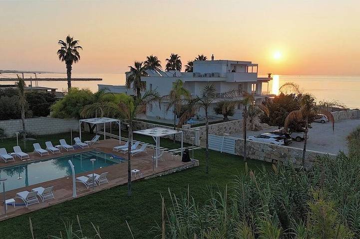 Casa vacanza per 14 persone, con giardino e terrazza in Marina di Avola