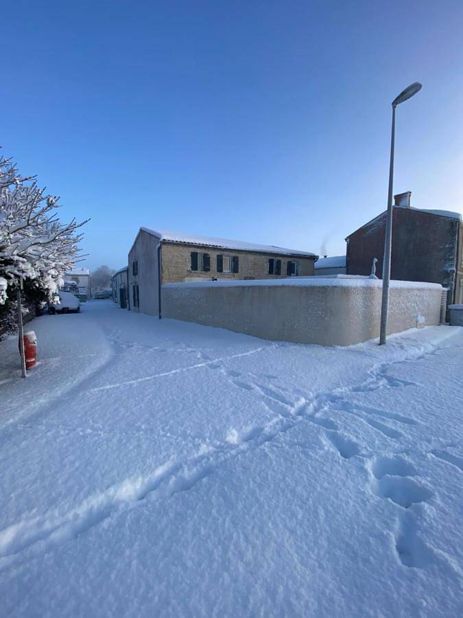 Gîte pour 6 personnes, avec terrasse ainsi que piscine et vue à Angliers - 2