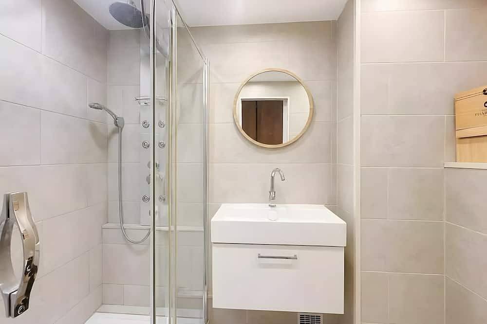 Appartement entier, Appartement « Le Balcon Des Arènes » : Vue Montagne, Piscine Commune et Wi-Fi in Fréjus, Côte méditerranéenne (France)