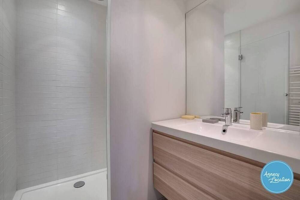 Entire apartment, Superb 4* apartment near the lake and mountain view in Talloires-Montmin, Annecy region