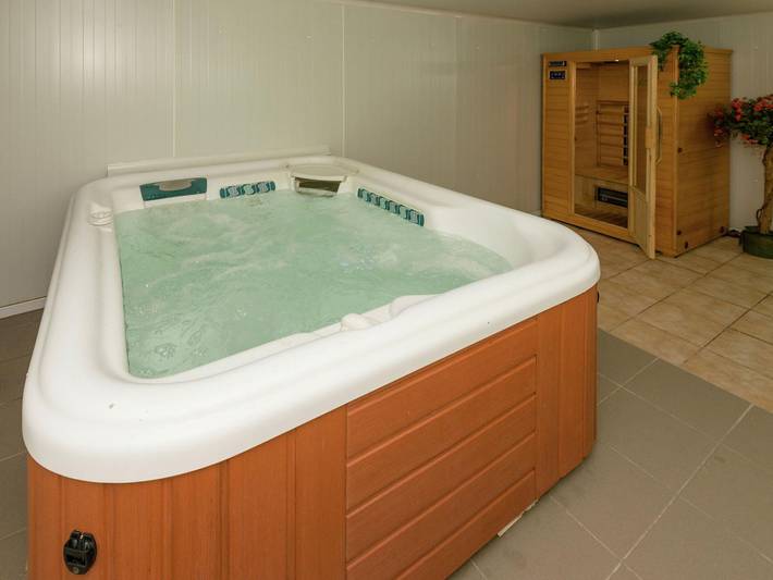 Vakantiehuis voor 30 personen, with Balkon and Terras as well as Tuin and Sauna in Lierneux