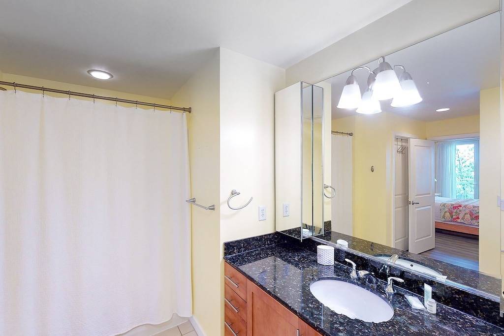 Ganze Wohnung, 1st-floor condo with views of Back Bay, balcony, Ac, outdoor pool & gym in Sandbridge Beach, Sandbridge