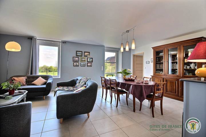 Gîte pour 2 personnes, avec terrasse et jardin à Lannion