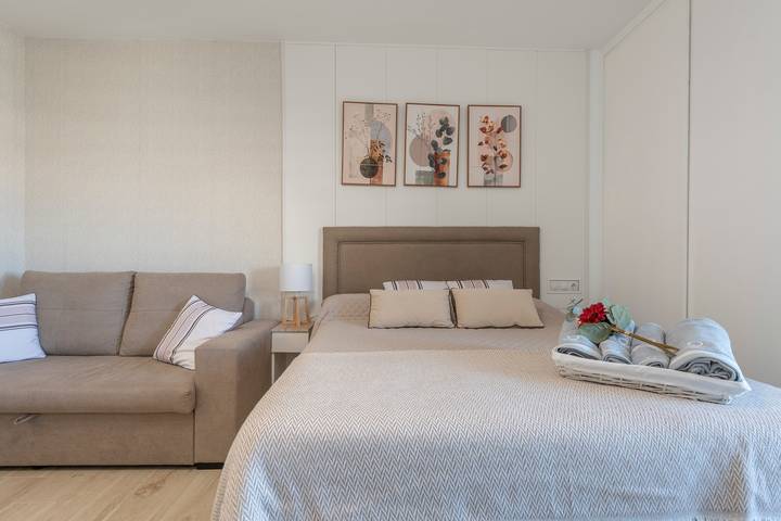 Entire studio, 'Benal Beach Sea View' Studio with Pool, Wi-Fi, and Air Conditioning in Torrequebrada, Benalmádena