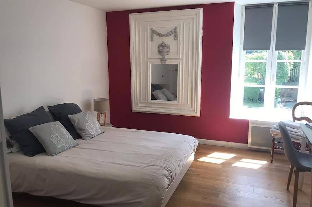 Entire apartment, Castle outbuilding in Notre-Dame-des-Flots, Bayeux region