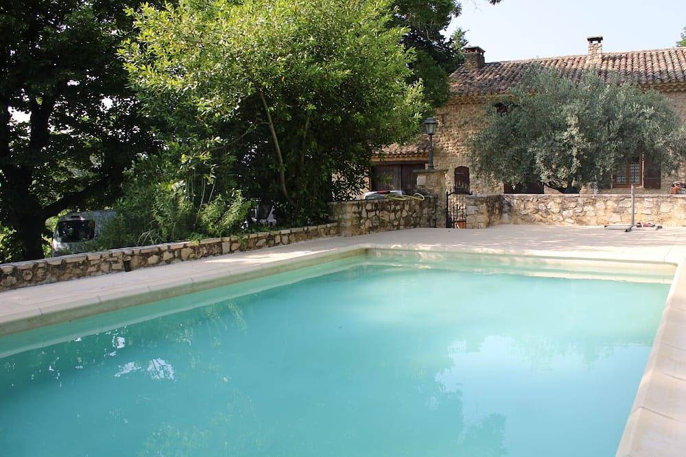 Mas provençal traditionnel in Séguret, Vaucluse