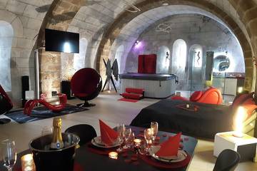 Gîte pour 2 personnes, avec jacuzzi à Ambrières-les-Vallées