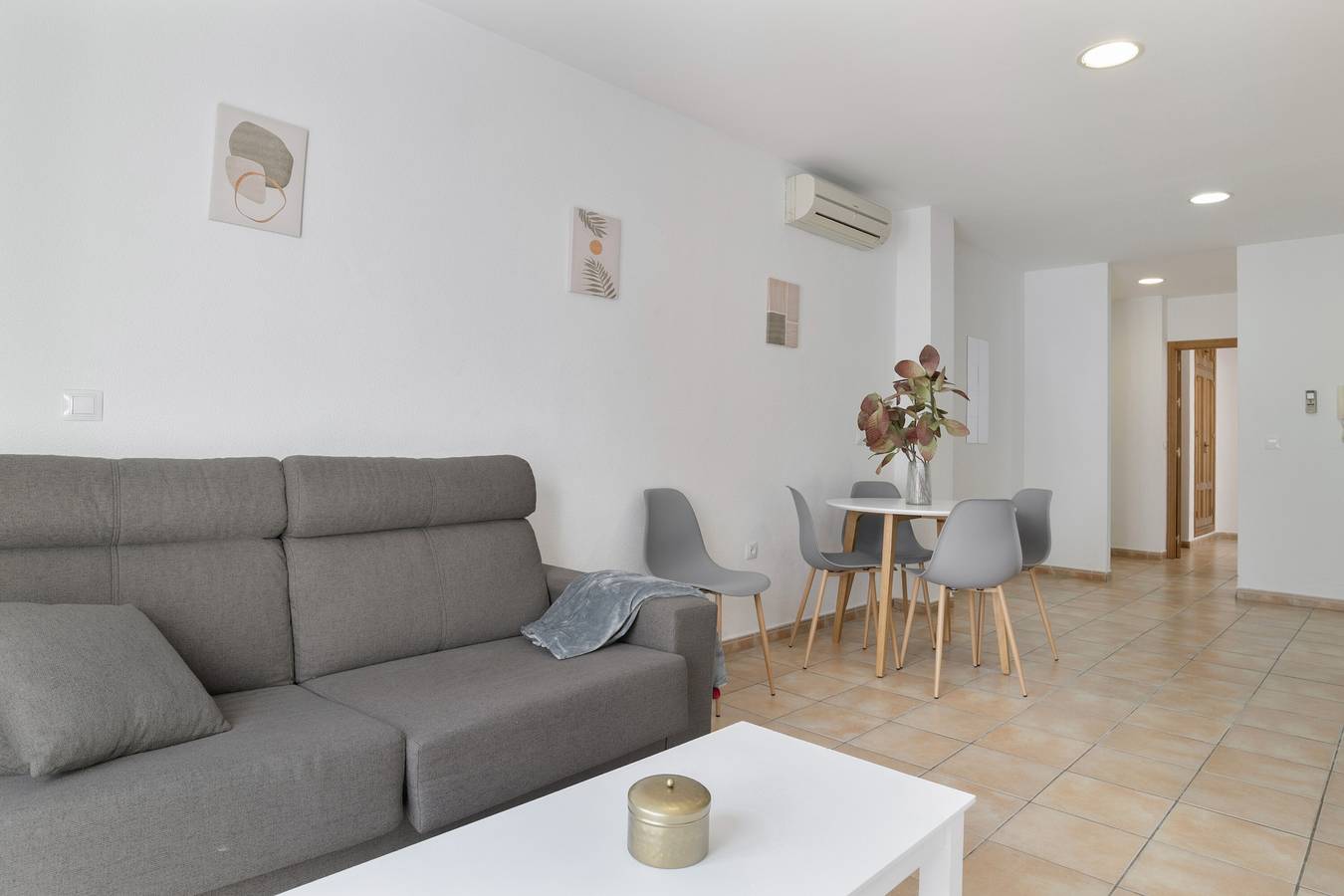 Entire apartment, 'Apartment Perez Zara 5' close to the Sea with Terrace & Wi-Fi in Conil de la Frontera, Costa de la Luz